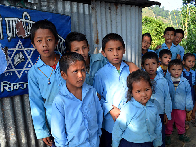 PAH trzsienie ziemi Nepal Dzieciaki przy budynku tymczasowej szkoy Netrawoti